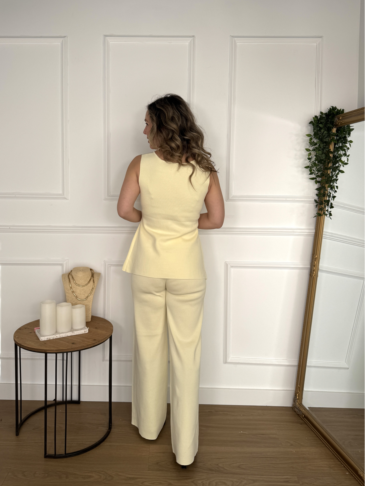 Conjunto de punto formado por chaleco y pantalón.