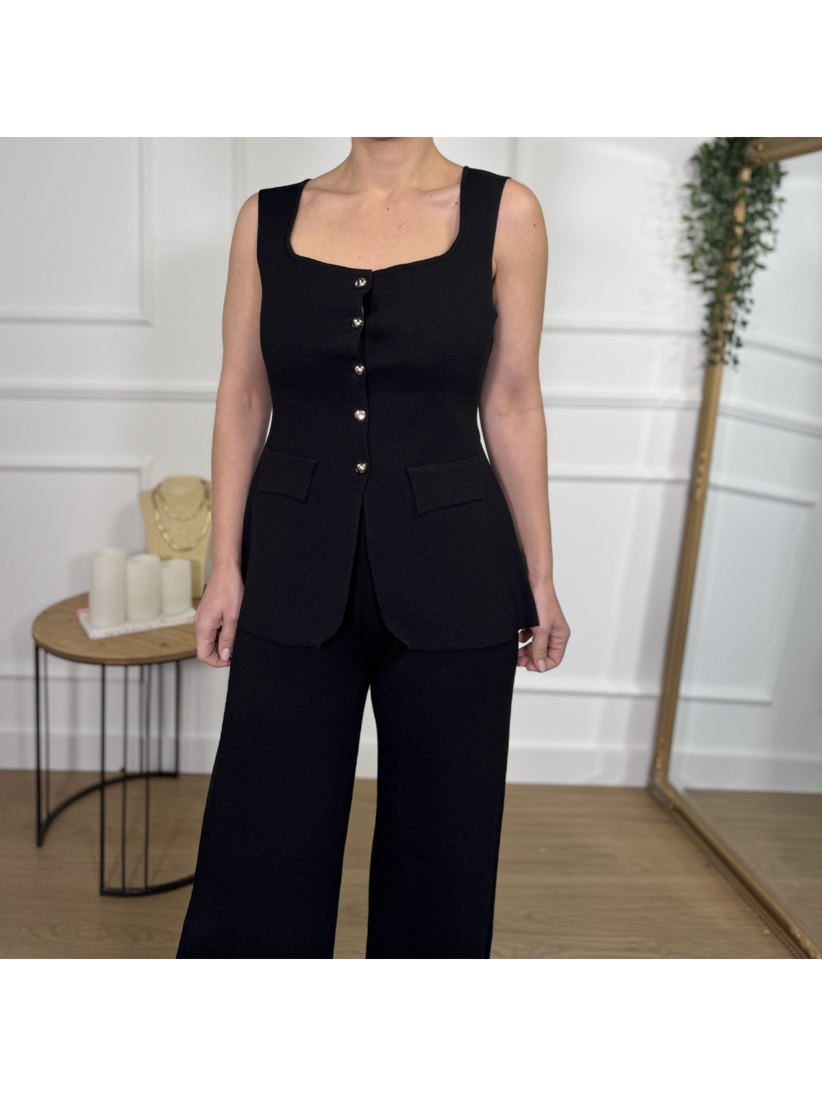 Conjunto de punto formado por chaleco y pantalón.