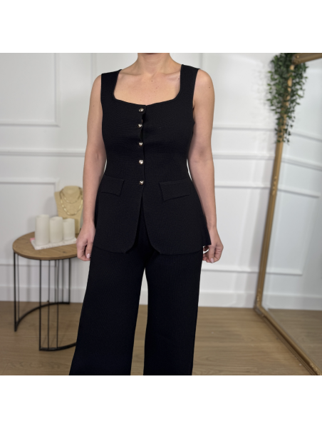 Conjunto de punto formado por chaleco y pantalón.