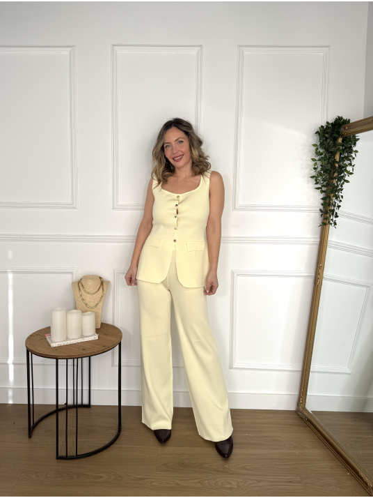 Conjunto de punto formado por chaleco y pantalón.