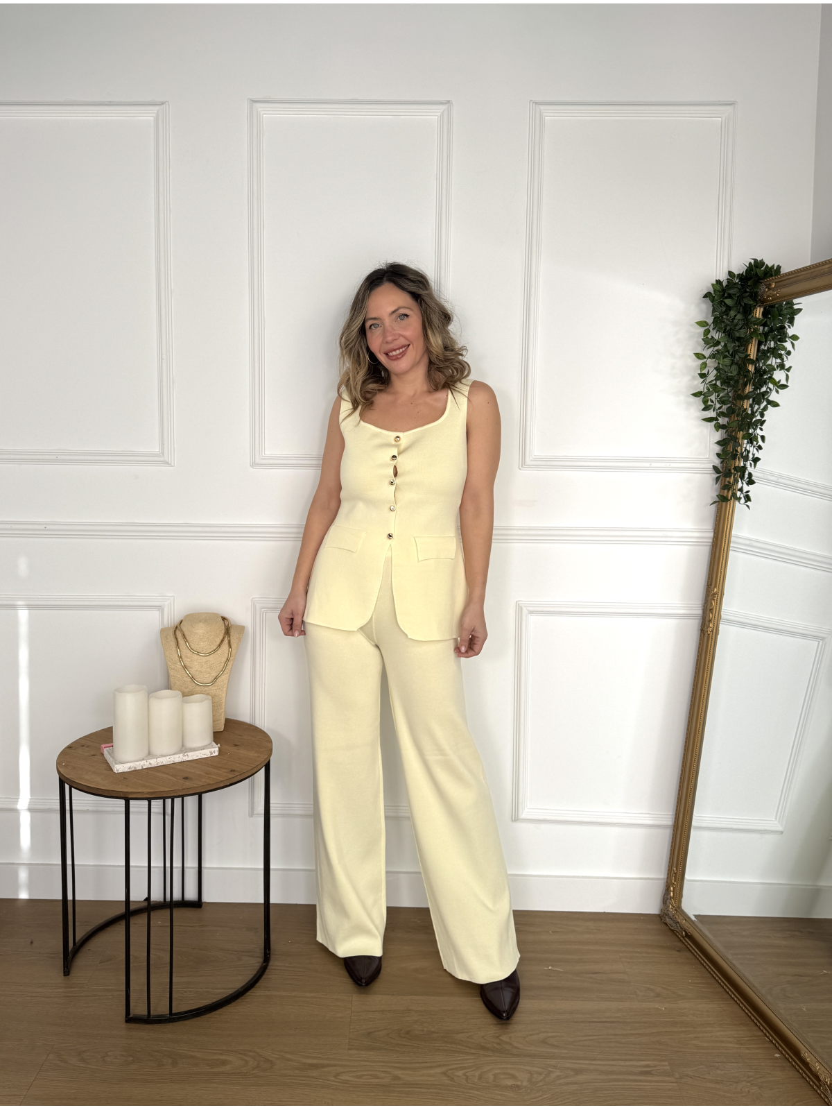 Conjunto de punto formado por chaleco y pantalón.