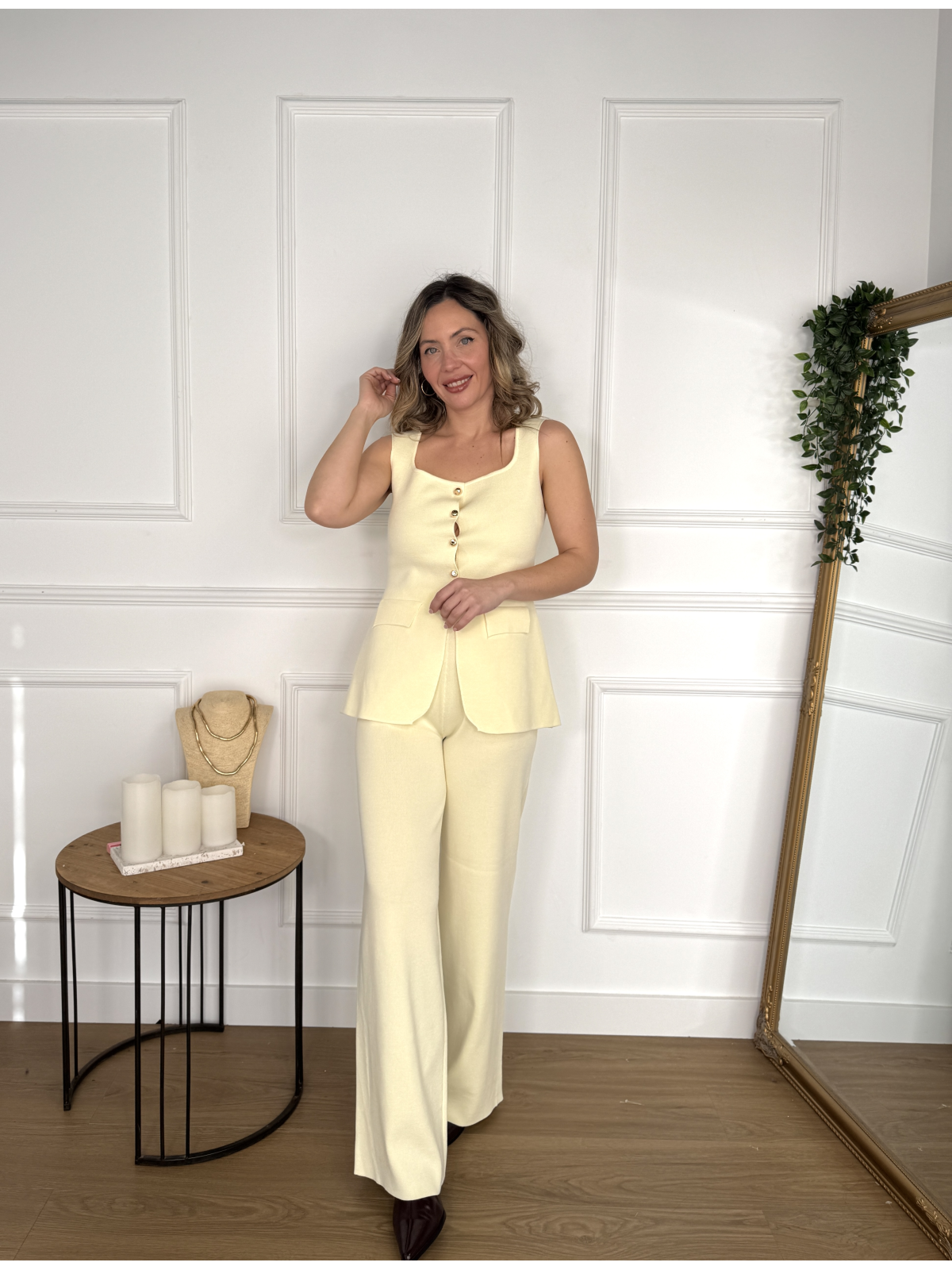 Conjunto de punto formado por chaleco y pantalón.