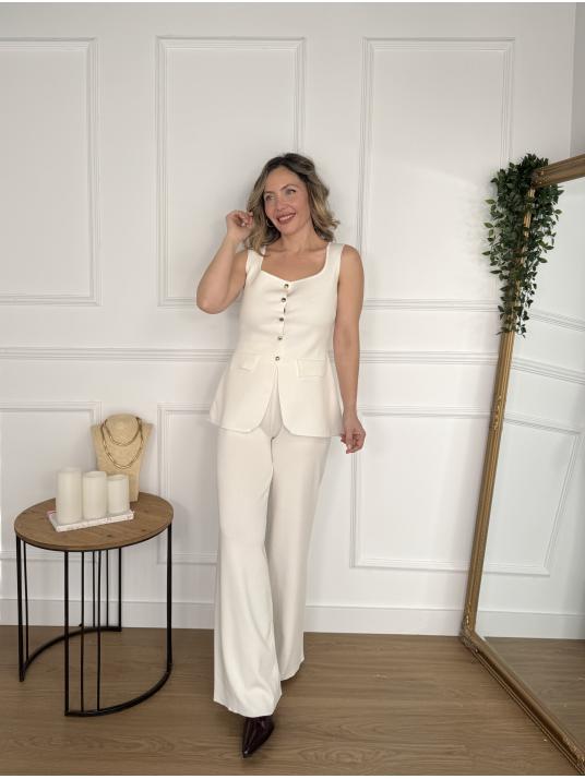 Conjunto de punto formado por chaleco y pantalón.