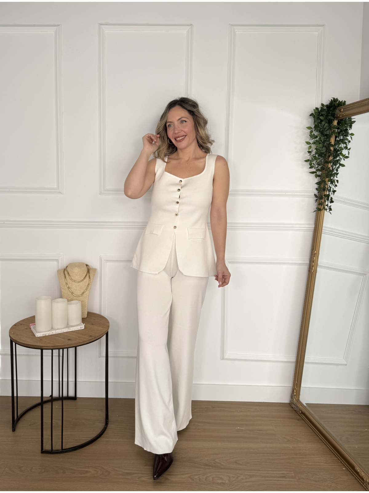 Conjunto de punto formado por chaleco y pantalón.