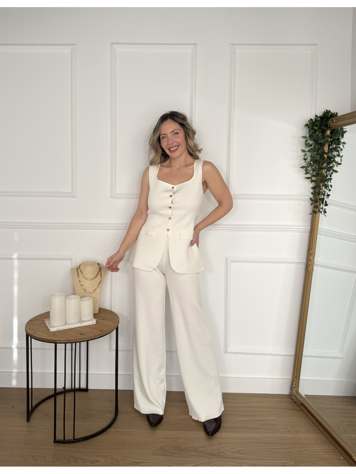 Conjunto de punto formado por chaleco y pantalón.