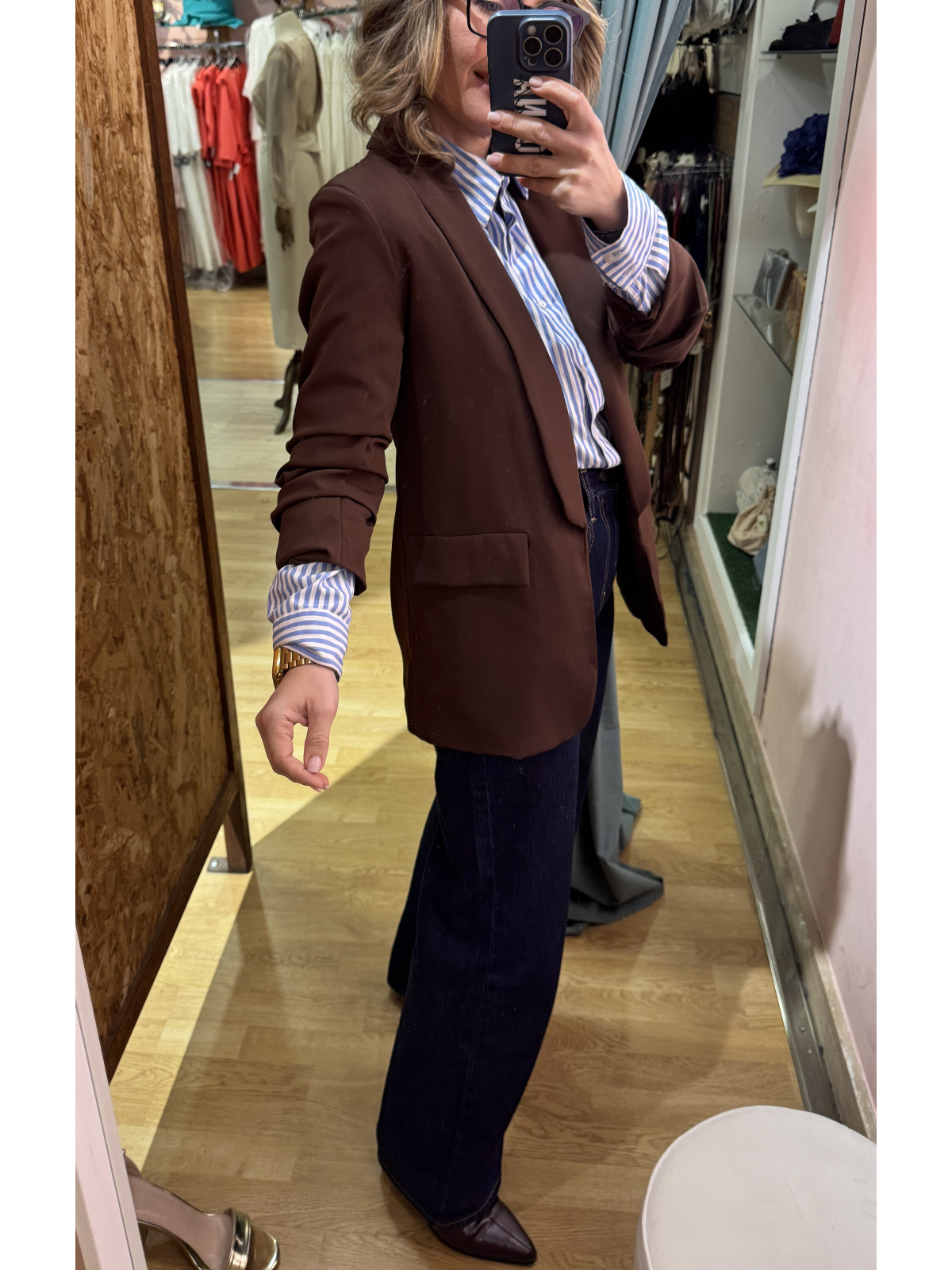 Blazer lisa abierta con cuello de solapa y mangas fruncidas.