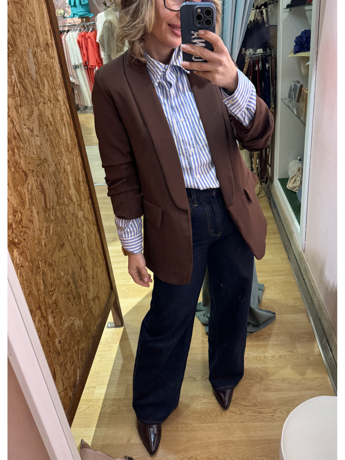 Blazer lisa abierta con cuello de solapa y mangas fruncidas.