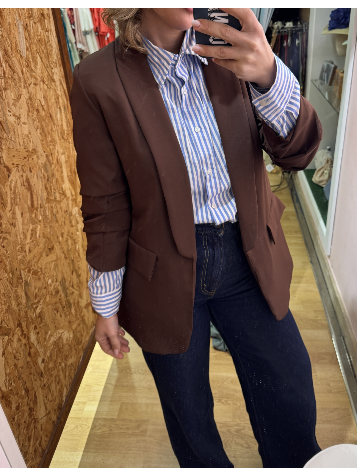 Blazer lisa abierta con cuello de solapa y mangas fruncidas.