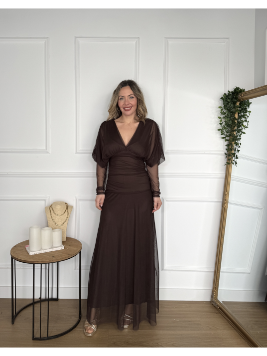 Vestido largo con escote en V y diseño drapeado.