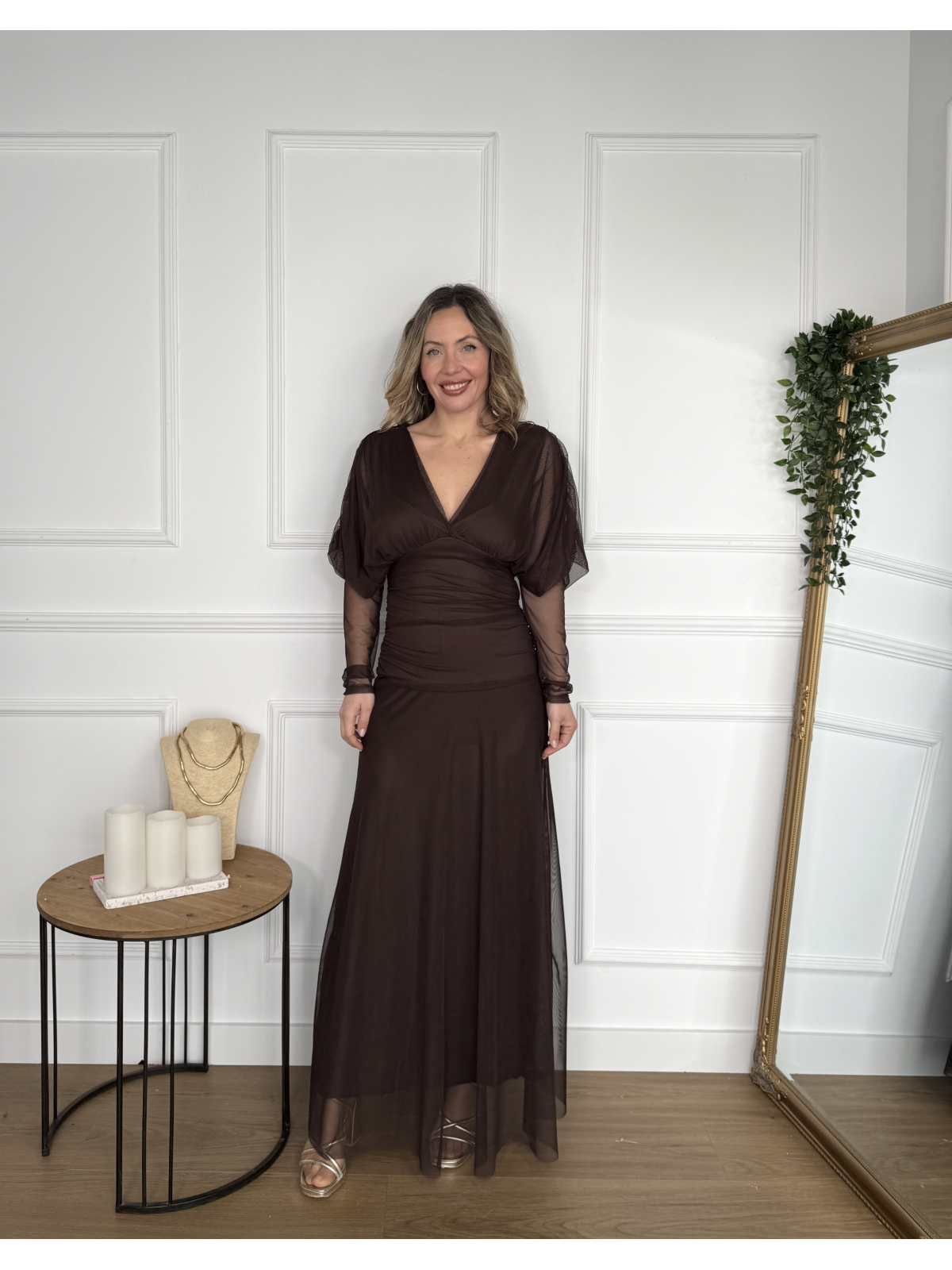 Vestido largo con escote en V y diseño drapeado.