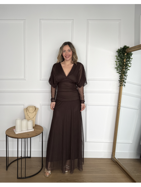 Vestido largo con escote en V y diseño drapeado.