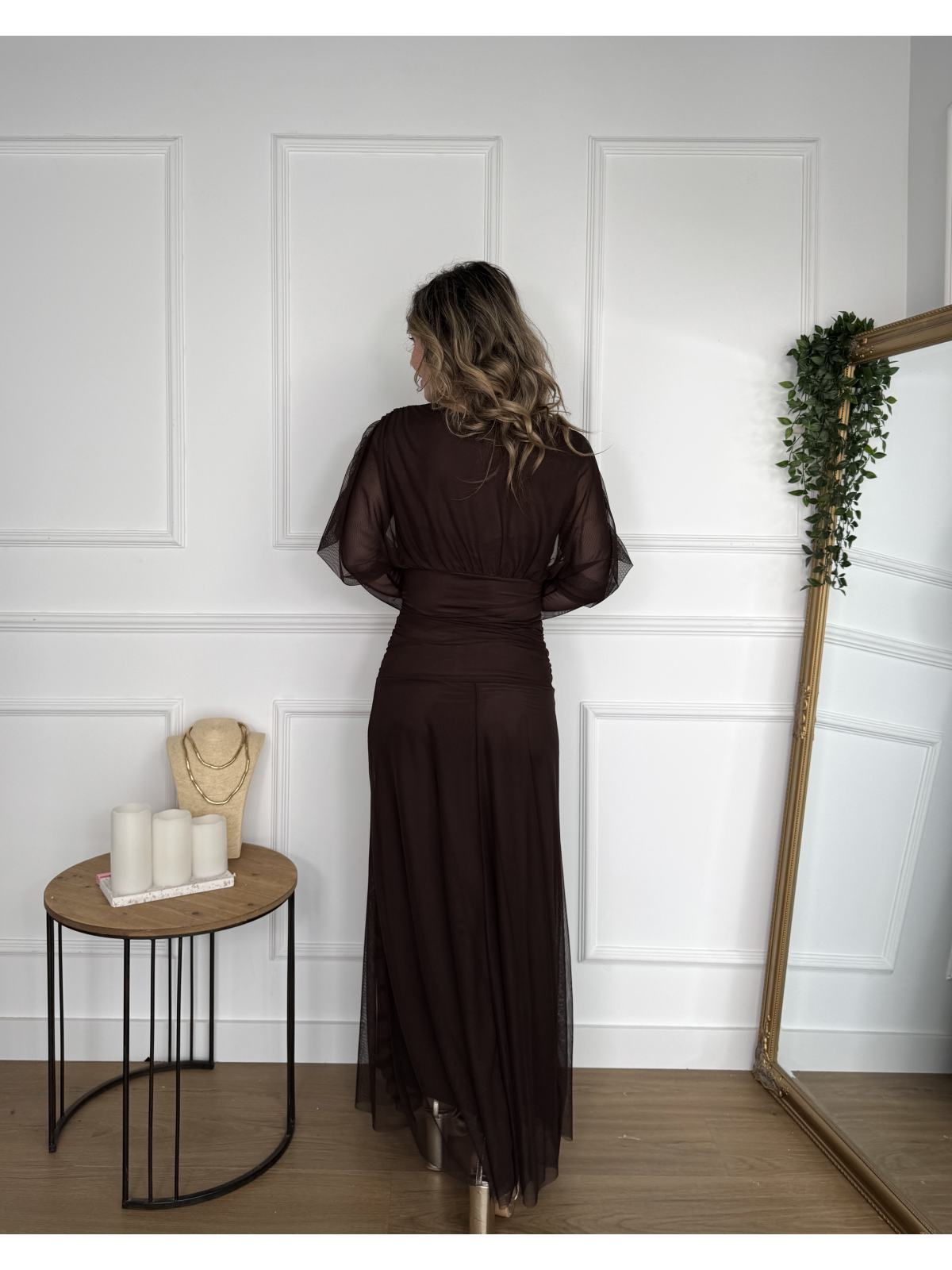 Vestido largo con escote en V y diseño drapeado.