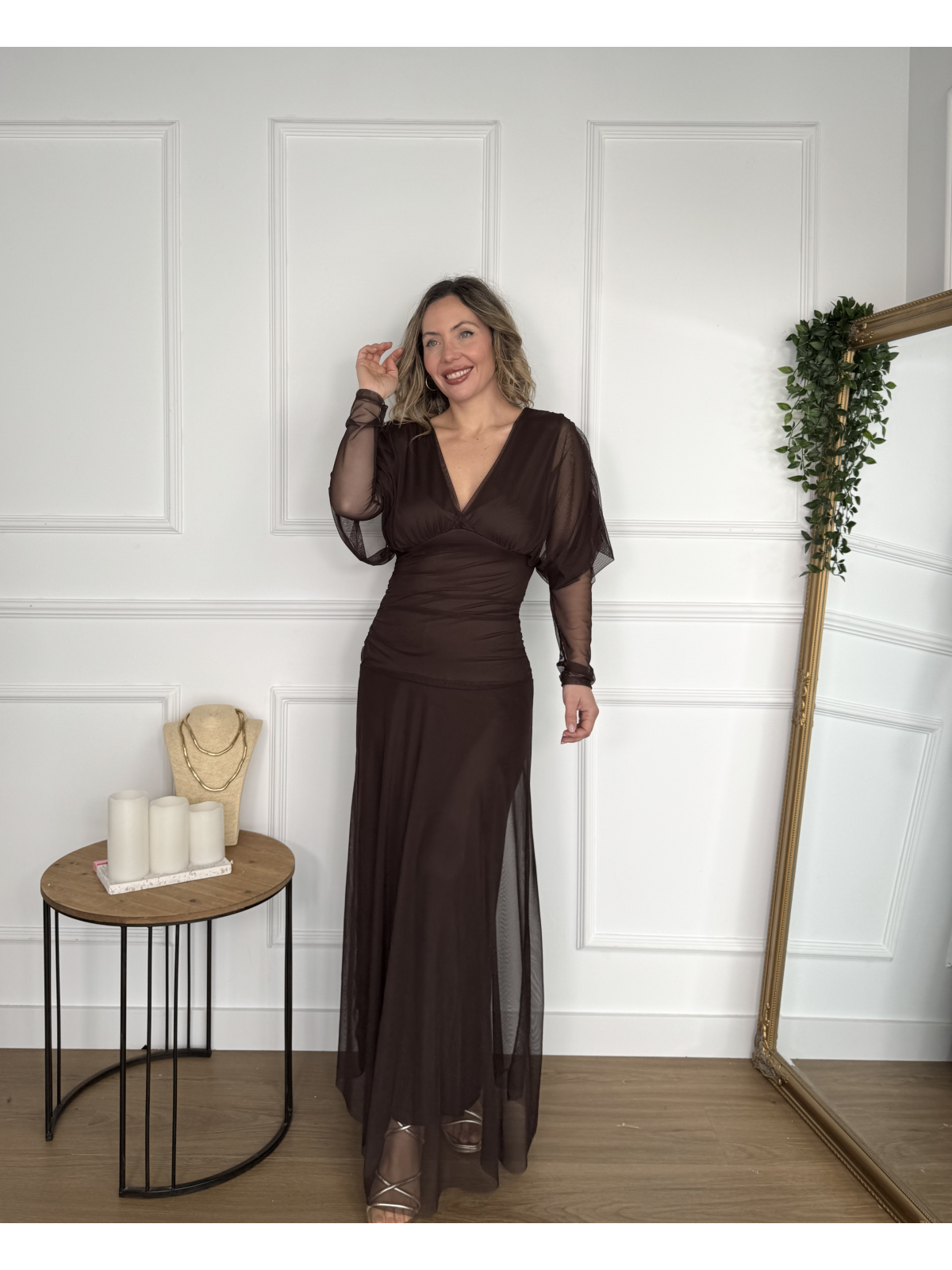 Vestido largo con escote en V y diseño drapeado.