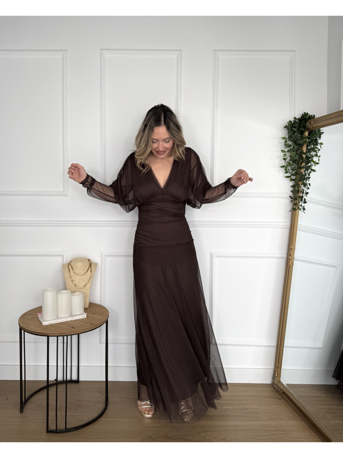 Vestido largo con escote en V y diseño drapeado.