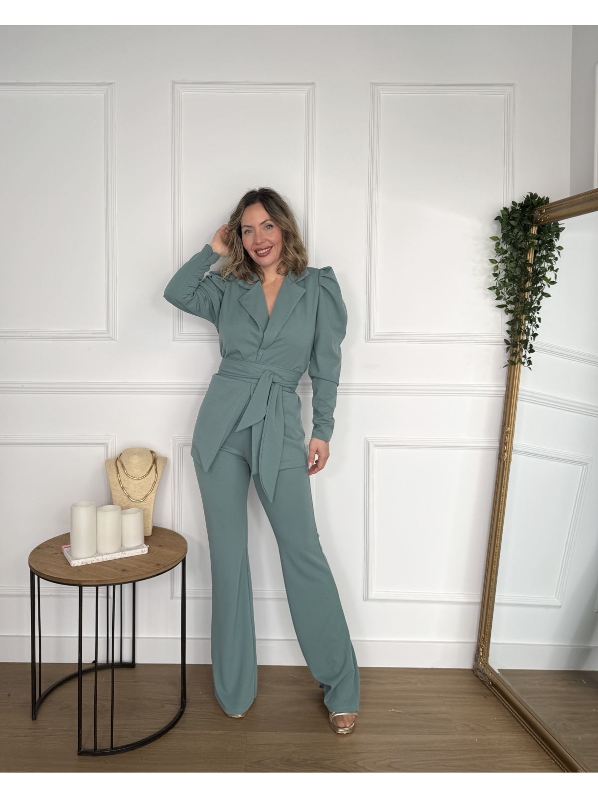 Traje de chaqueta con cinturón y pantalón acampanado.