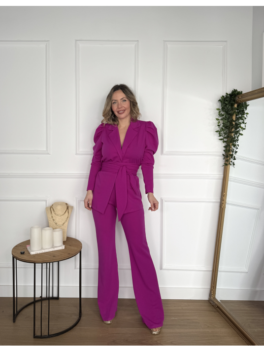 Traje de chaqueta con cinturón y pantalón acampanado.