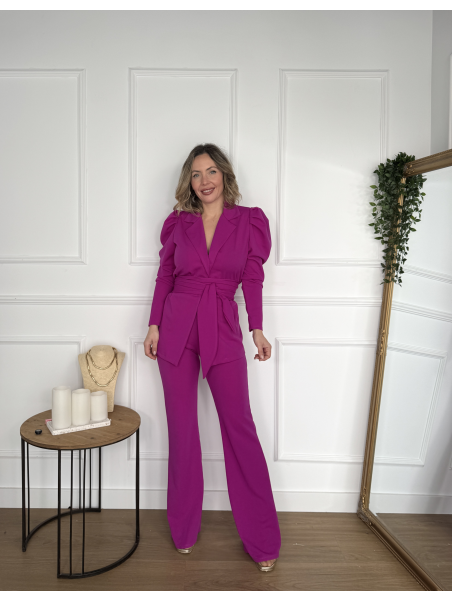 Traje de chaqueta con cinturón y pantalón acampanado.