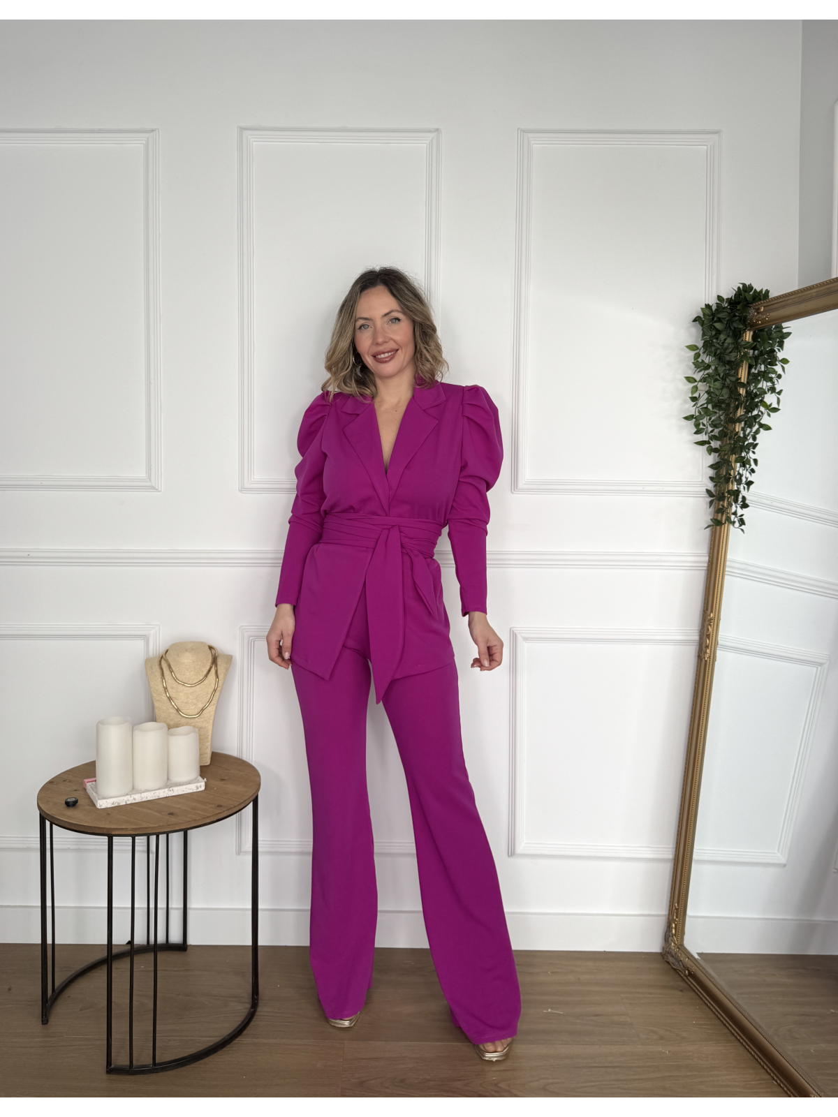 Traje de chaqueta con cinturón y pantalón acampanado.