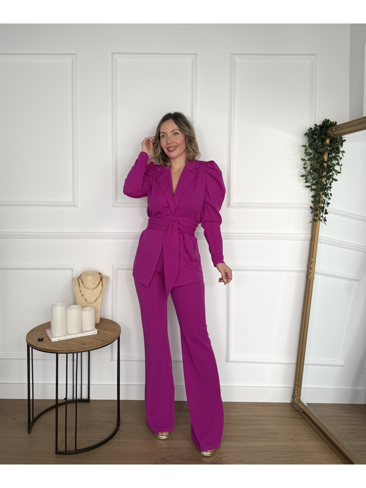 Traje de chaqueta con cinturón y pantalón acampanado.