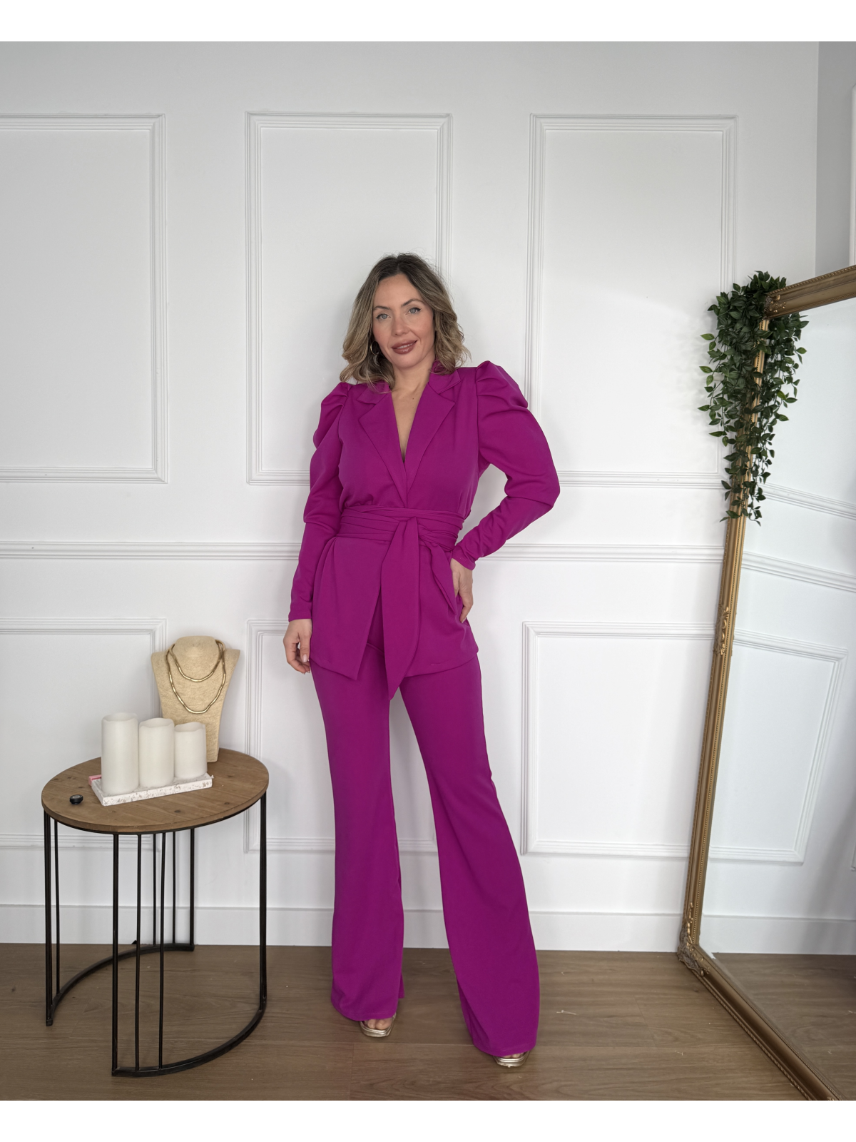 Traje de chaqueta con cinturón y pantalón acampanado.