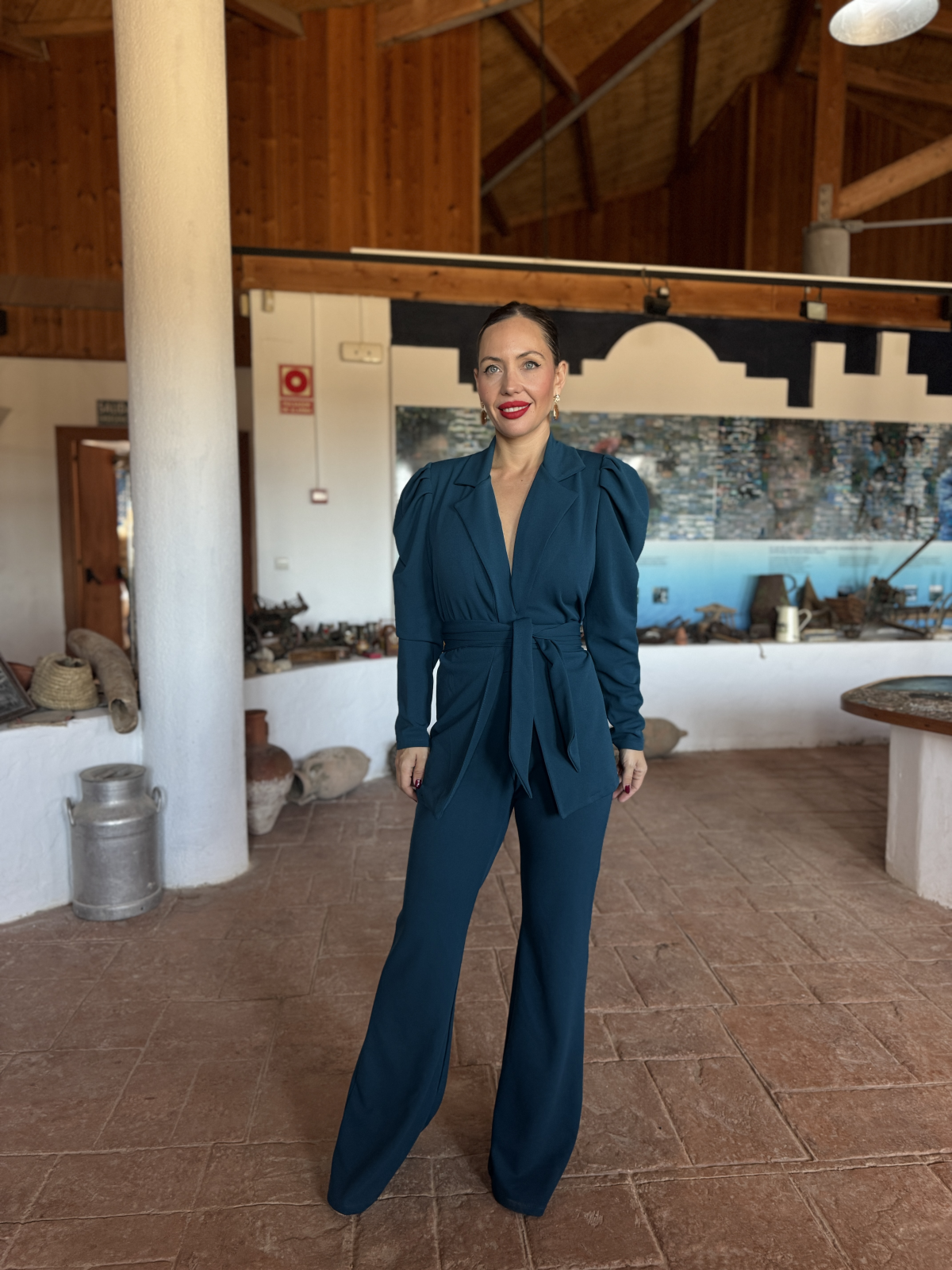 Traje de chaqueta con cinturón y pantalón acampanado.