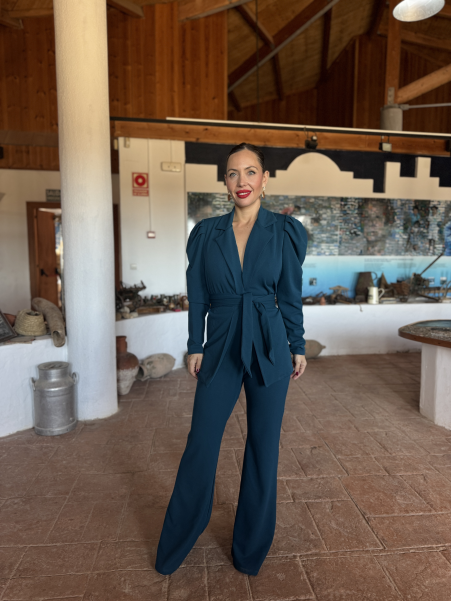 Traje de chaqueta con cinturón y pantalón acampanado.