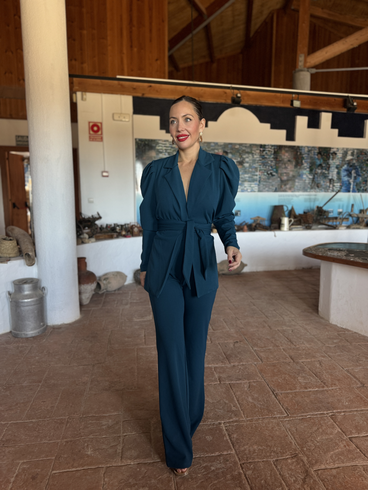 Traje de chaqueta con cinturón y pantalón acampanado.