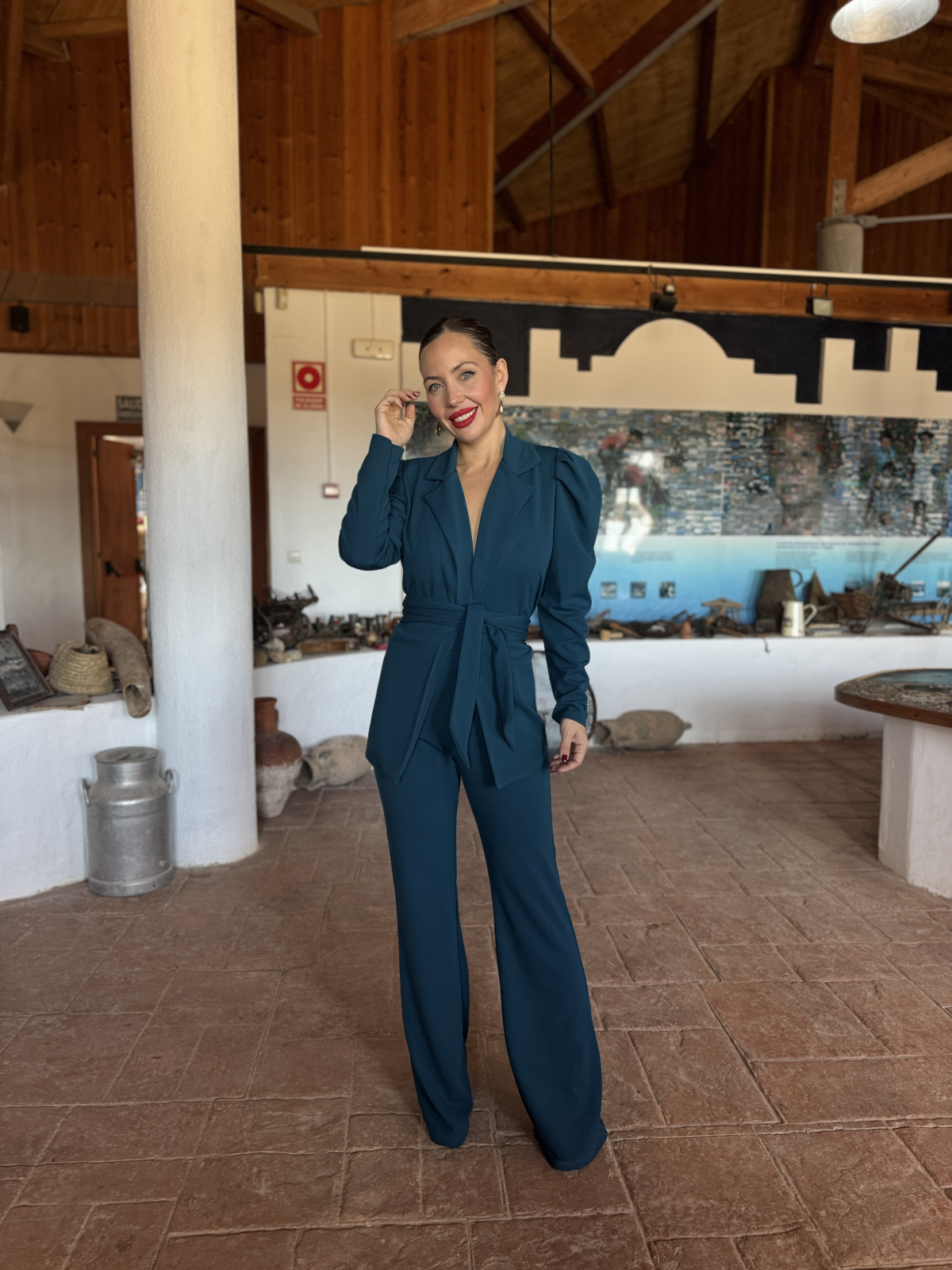 Traje de chaqueta con cinturón y pantalón acampanado.