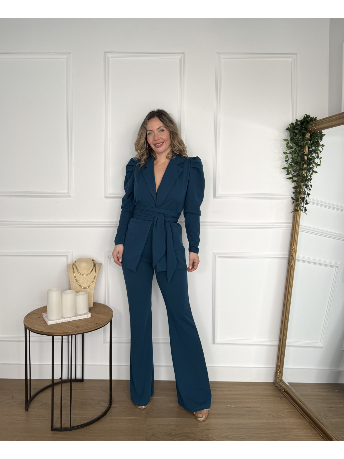 Traje de chaqueta con cinturón y pantalón acampanado.