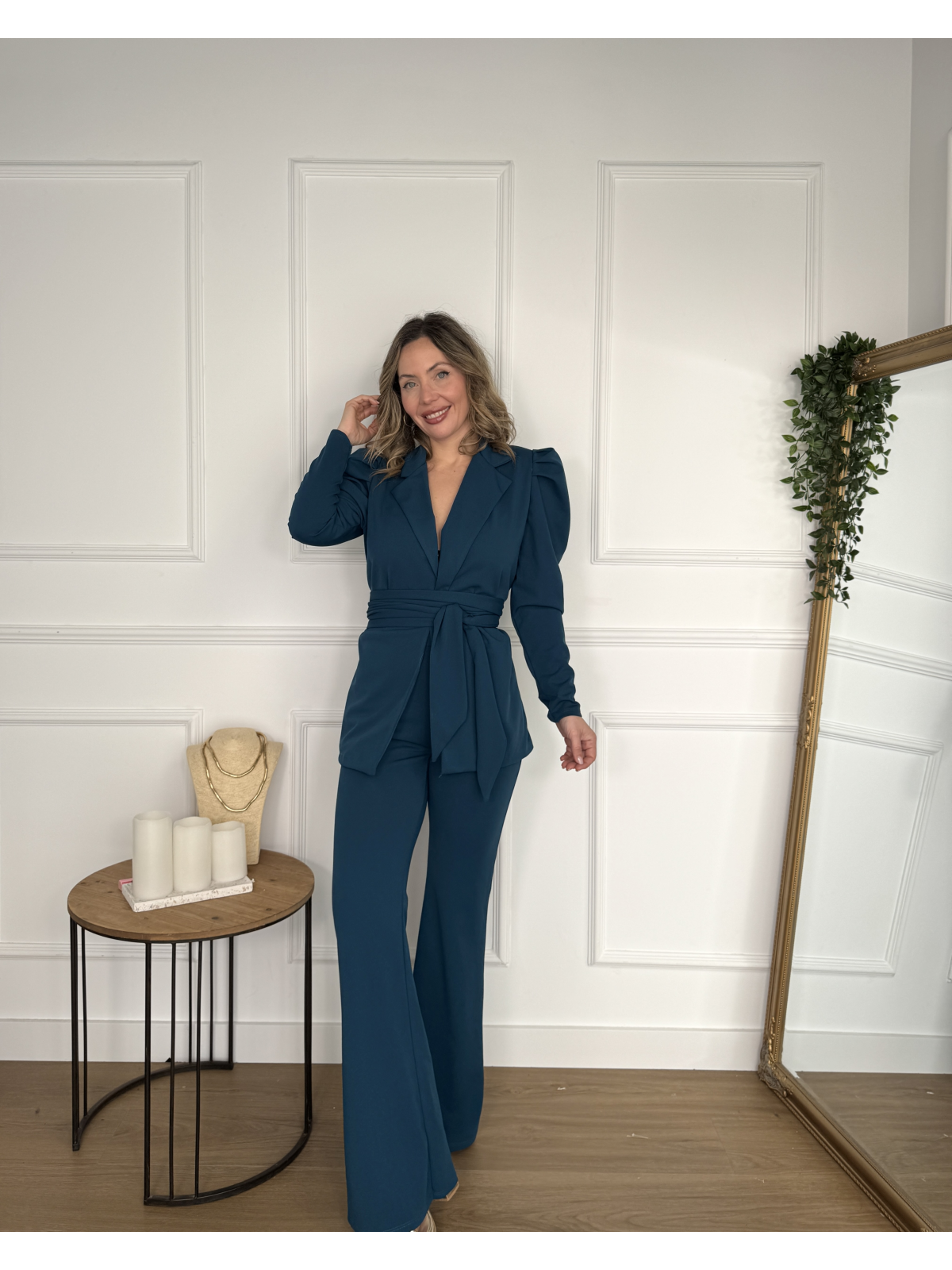 Traje de chaqueta con cinturón y pantalón acampanado.