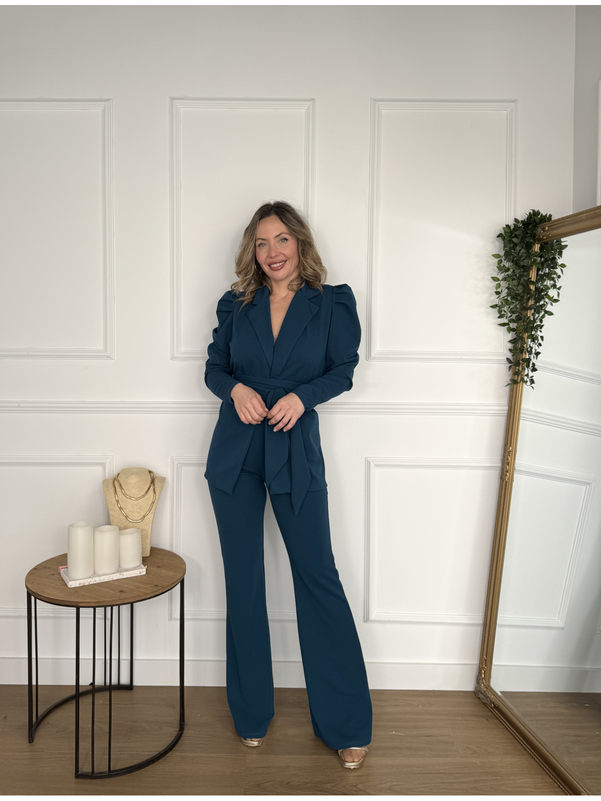 Traje de chaqueta con cinturón y pantalón acampanado.