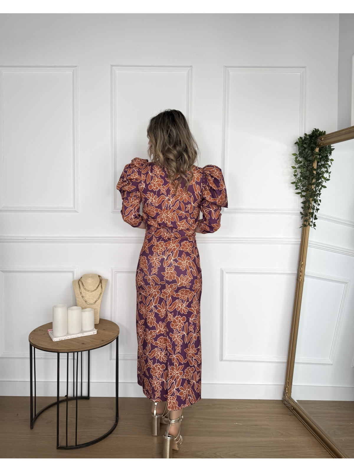 Vestido midi estampado con silueta entallada.