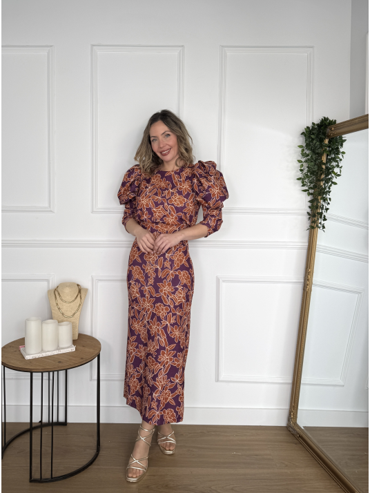 Vestido midi estampado con silueta entallada.