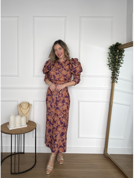 Vestido midi estampado con silueta entallada.