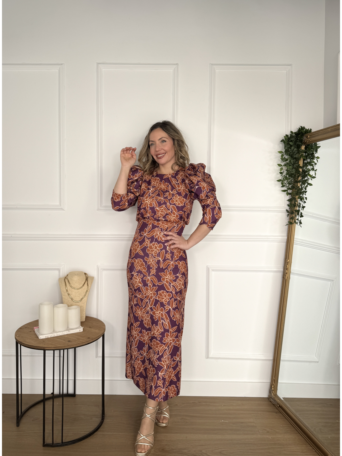 Vestido midi estampado con silueta entallada.