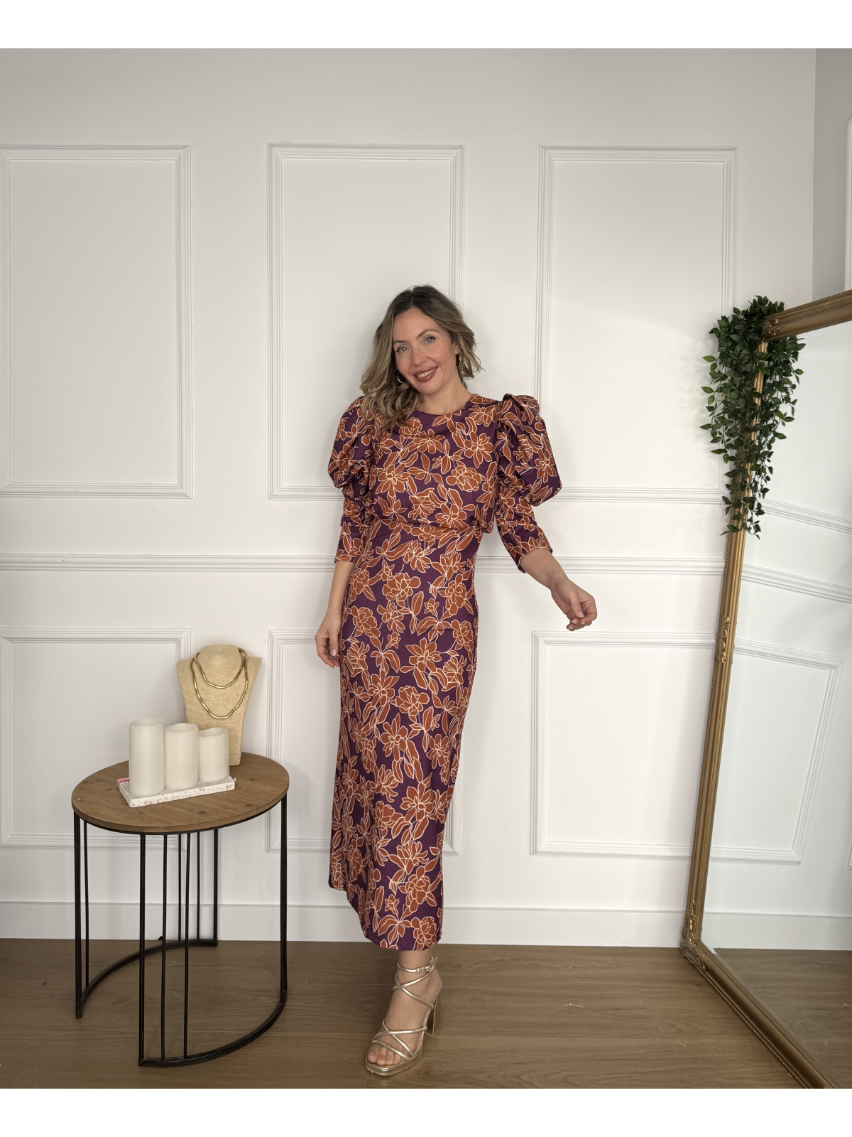 Vestido midi estampado con silueta entallada.