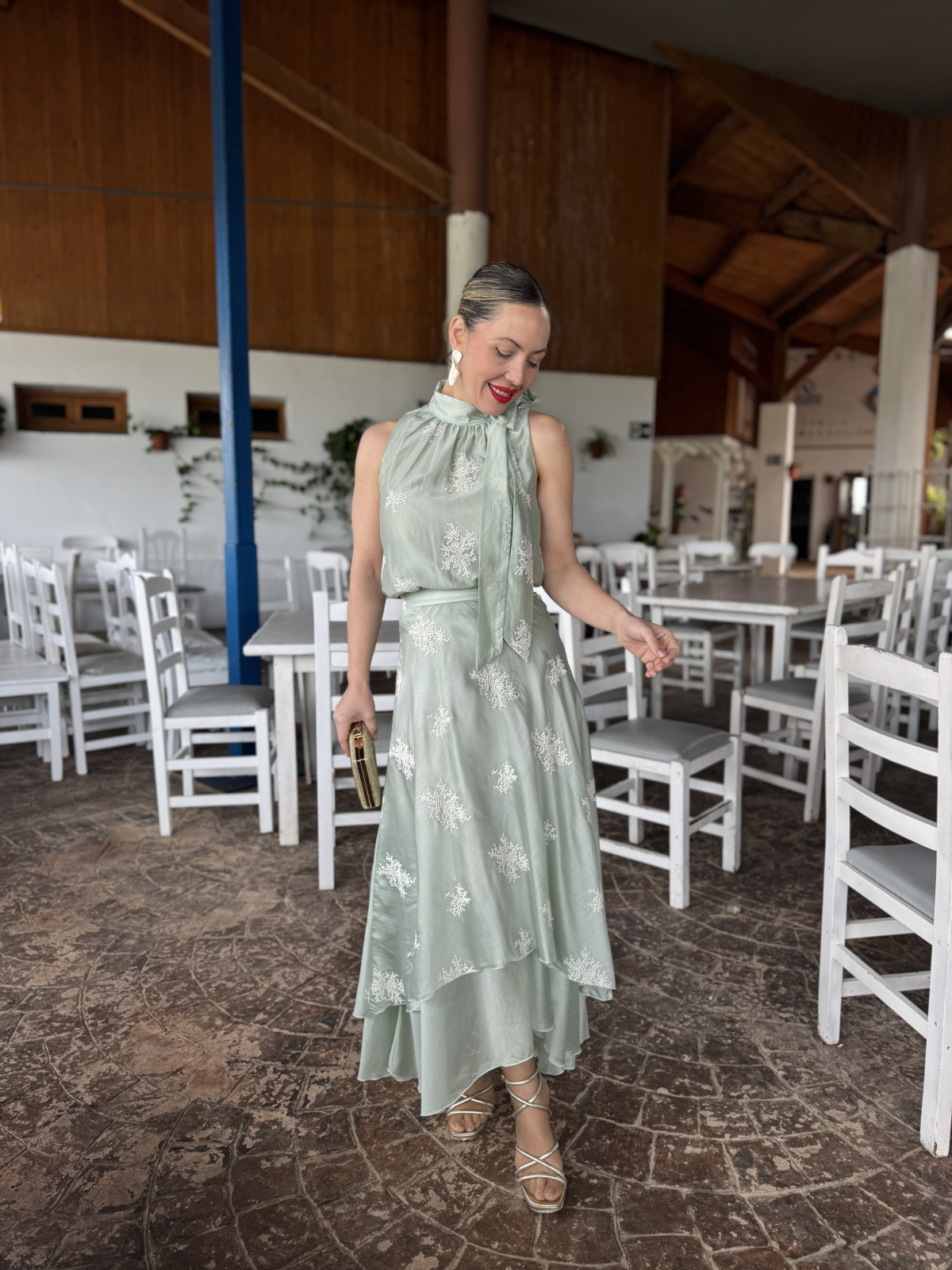 Conjunto de fiesta compuesto por top y falda.