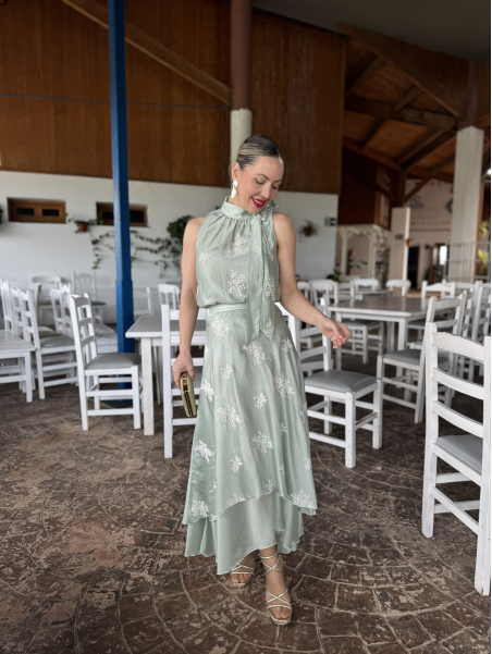 Conjunto de fiesta compuesto por top y falda.