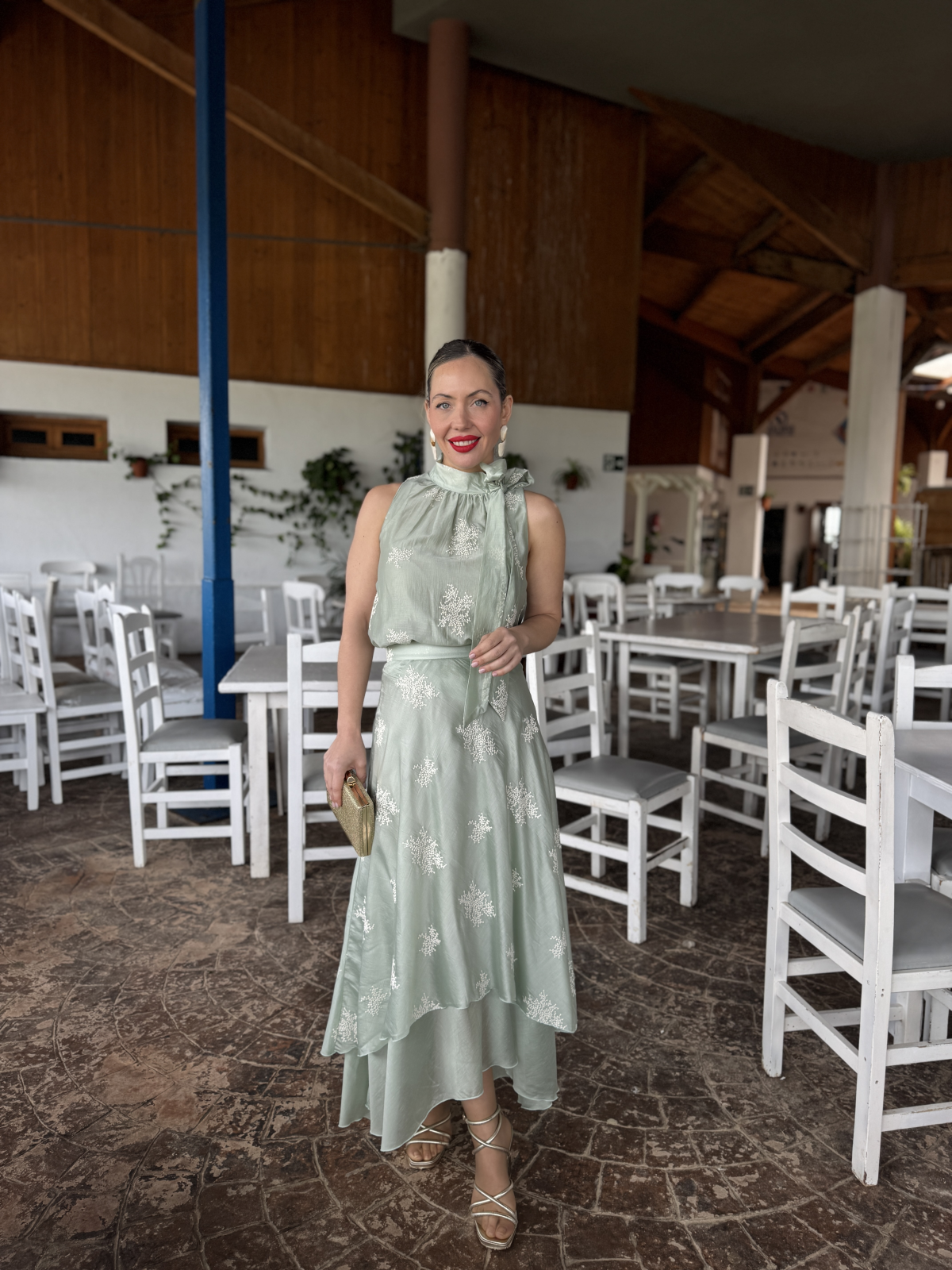 Conjunto de fiesta compuesto por top y falda.