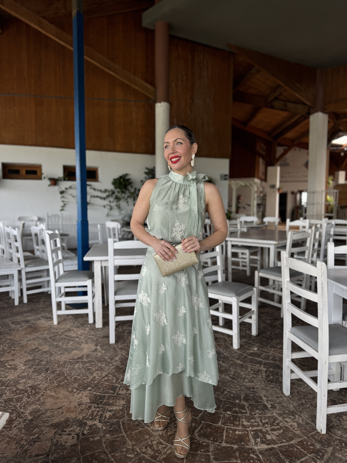 Conjunto de fiesta compuesto por top y falda.