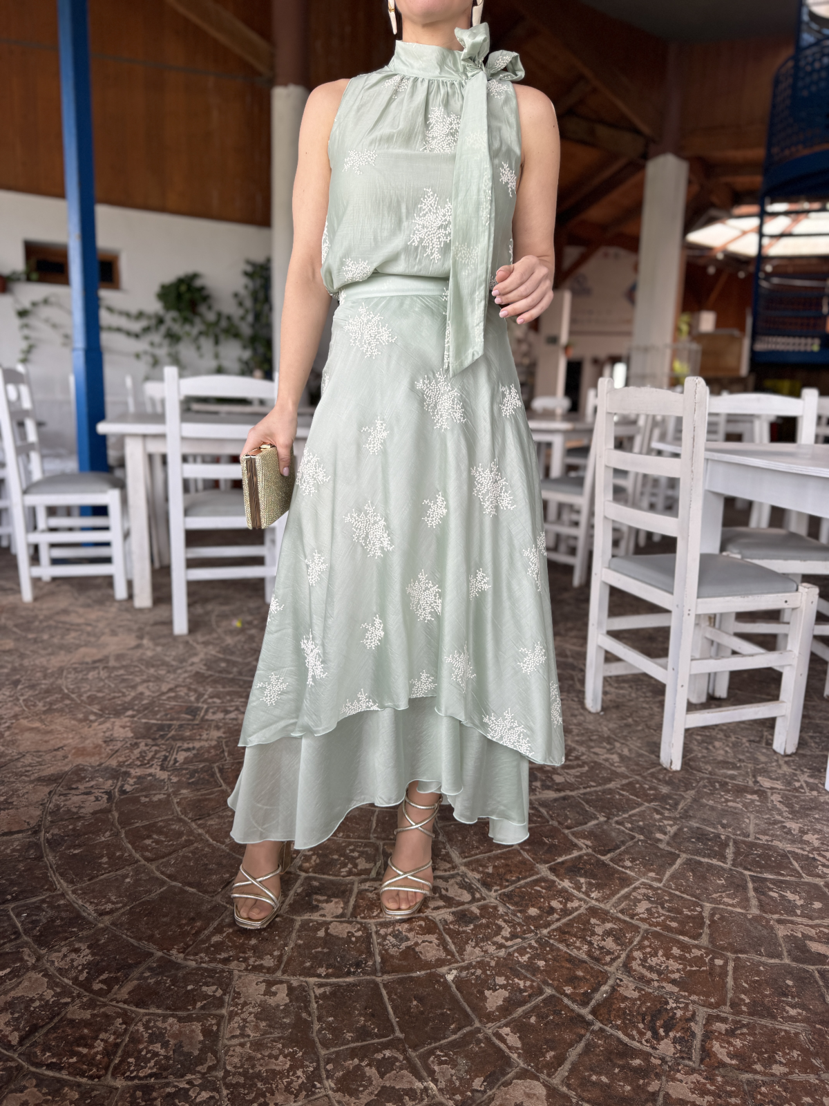 Conjunto de fiesta compuesto por top y falda.