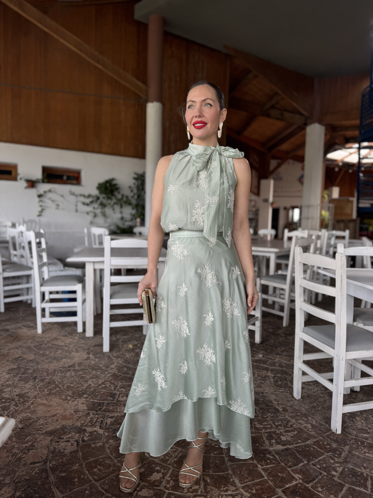 Conjunto de fiesta compuesto por top y falda.