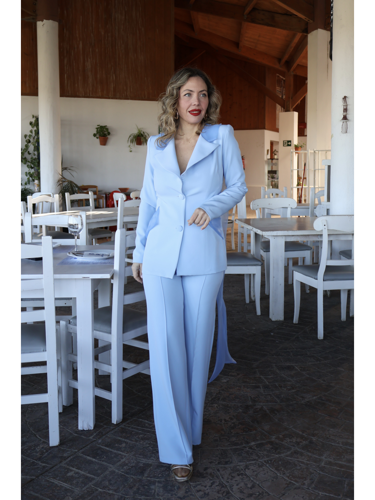 Traje de chaqueta y pantalón de fiesta en color celeste.
