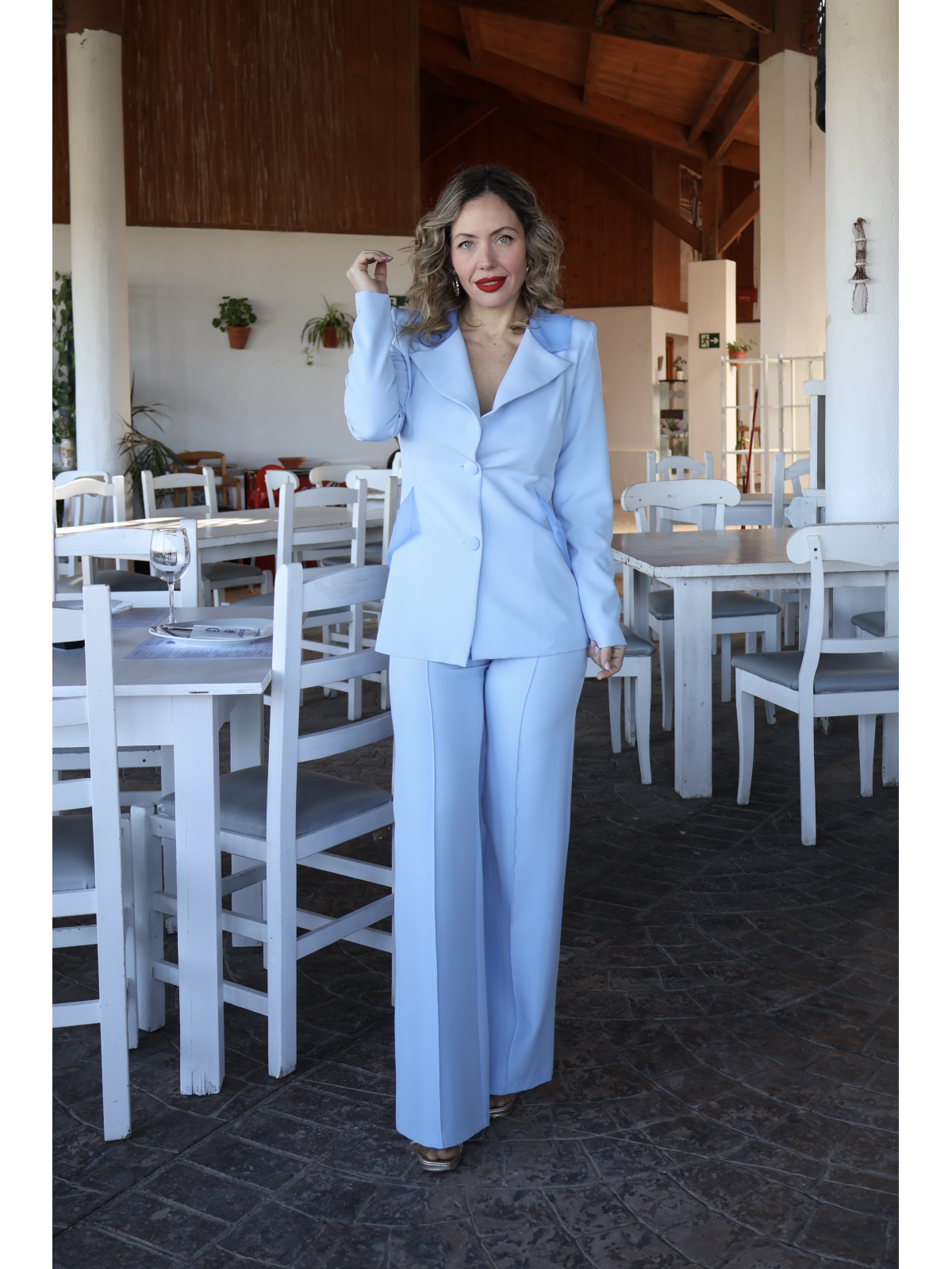 Traje de chaqueta y pantalón de fiesta en color celeste.