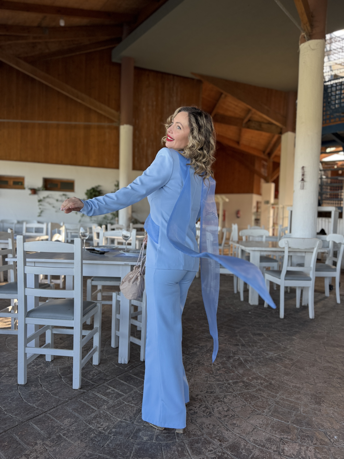 Traje de chaqueta y pantalón de fiesta en color celeste.