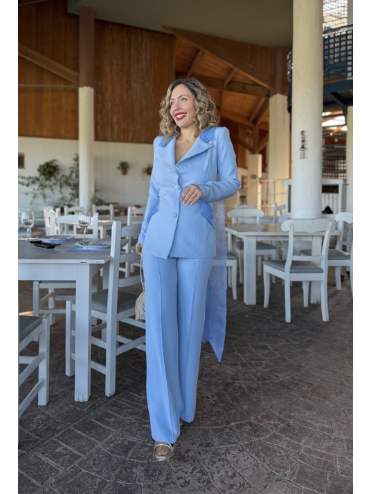 Traje de chaqueta y pantalón de fiesta en color celeste.