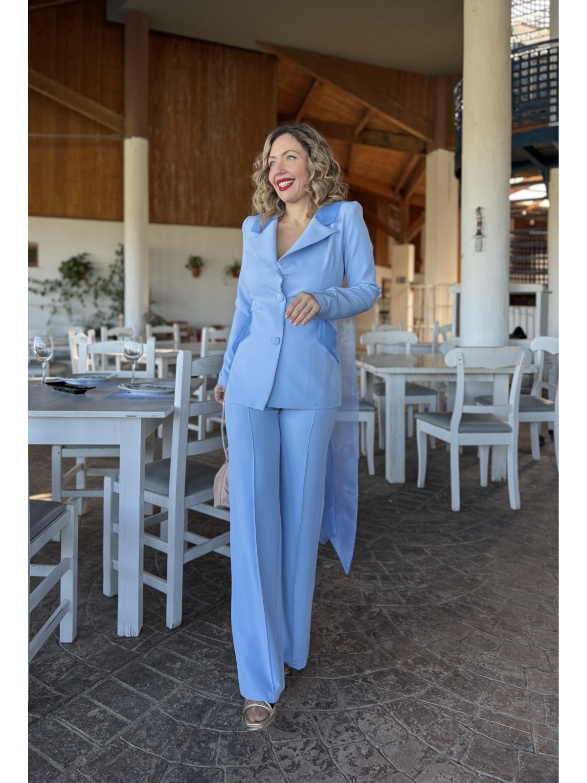 Traje de chaqueta y pantalón de fiesta en color celeste.
