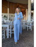 Traje de chaqueta y pantalón de fiesta en color celeste.
