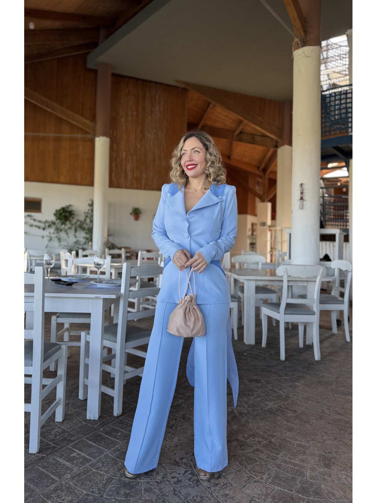 Traje de chaqueta y pantalón de fiesta en color celeste.