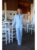 Traje de chaqueta y pantalón de fiesta en color celeste.